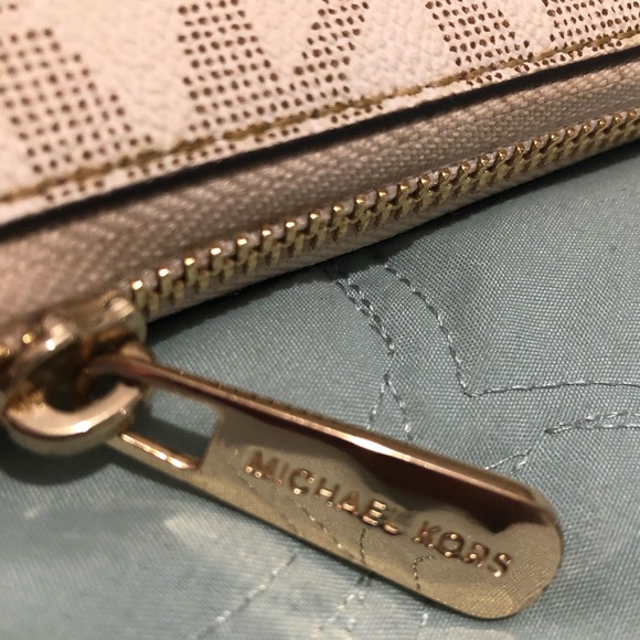 Michael Kors- Jet Set Travel MK Monogram Wallet in Vanilla - PRICE FIRM - Picture 4 of 13